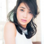 今にもほどけてしまいそうなねじりハーフアップで、はかなげ風の女のコに