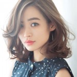 顔にかかる大胆サイドパートで 色っぽくオトナな雰囲気に