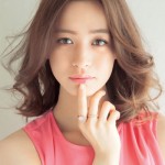 センターパートのゆる巻きで 今どきの〝かわいい♡〟を表現