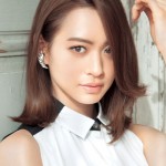毛先ワンカールのストレートで おしゃれなモードガールに