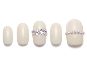 【brace Nail】ミルキーカラー×パールならこなれたおしゃれ感が！