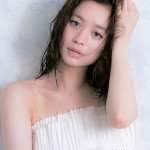 ローション ＆ミストでひんやり密着！　“水” の力で、ベース メークはもうくずれない！1/4