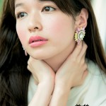 ゴールド・シルバービジュー　アクセサリー感覚で纏う 大人の女の“シャイニーメーク”　4/4