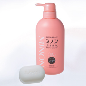 ミノン　（右）全身シャンプー　450ml、（左）薬用スキンソープ　80g｜（右）￥1,400、（左）￥800 