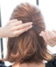 ヘアアクセがポイントのハーフアップ