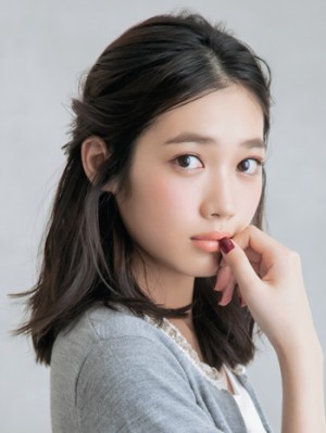 顔まわりの髪束がドキッとさせる♡黒髪ハーフアップ