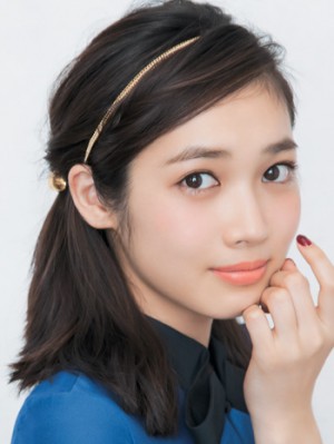 質の良いアクセサリーを効かせたハーフアップで簡単セルフヘアアレンジ