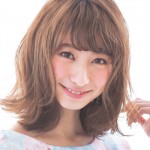 春の日差しの下で フェミニンな魅力が輝くスイートカラー
