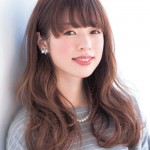大きなウエーブが ゆるりとたゆたう心地いいロングヘア