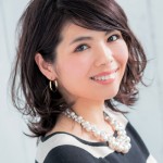 シンプルなストレートヘアもラフな動きを加えると旬の顔に !