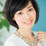 オフィスでは 信頼感のある 深めの横分けが最適