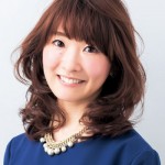 顔周りの段とパーマが作る奥行きで立体的に