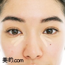 最もくまが目立つ目頭下は黄色を塗ってから普段のメイクを