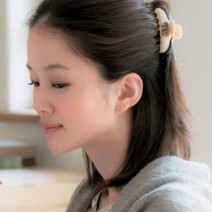 シンプルなのに地味じゃない、その加減が大人の余裕に。シニョンハーフアップ