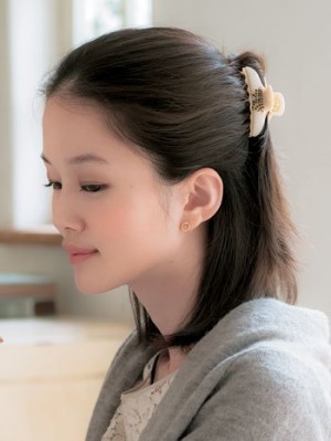 シンプルなのに地味じゃない、その加減が大人の余裕に。シニョンハーフアップ