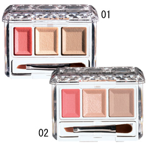 彫りの深い顔を演出