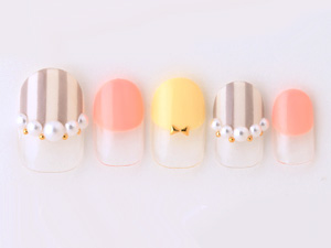 【トリシア】コロンとした丸いフレンチネイル