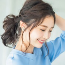 顔周りをすっきりと魅せてひとつ結びをランクアップ！