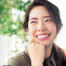 眉とまつげに赤みをプラスしてカジュアルなこなれハンサム顔に