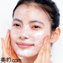 くすみやゴワつきを一掃する“自宅で乳液ピーリング”