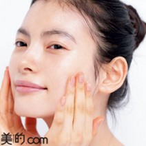 くすみやゴワつきを一掃する“自宅で乳液ピーリング”