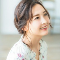 ツイスト編み特有のラフなムードでアップヘアをカジュアルに