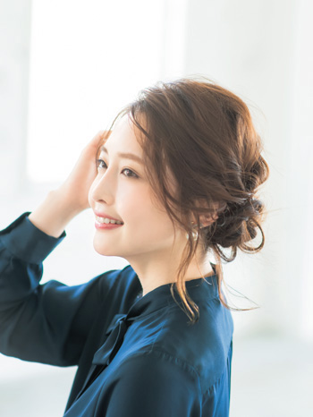 ミディアムヘアのきれいめ大人ヘアアレンジ 16選 結婚式やオフィスでもokなのに簡単ヘアアレンジ集 美的 Com