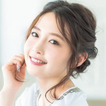 女性らしさを演出する、毛流れ＆後れ毛の揺れ感