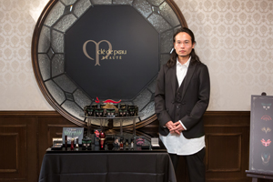 会場にはジュエリーデザイナー Joji Kojima氏の姿も!東京、パリ、香港など世界の一流セレクトショップ等でジュエリーコレクションを発表。またレディー・ガガをはじめとしたミュージシャンへの作品提供も。