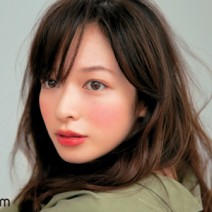 この冬はピンクより“赤”！　自然な血色感を叶える 「赤の幅広にじみチーク」テクニック