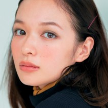 つけ方次第でこなれた雰囲気に♪ 30代こそ似合う「透明感カーキシャドウ」
