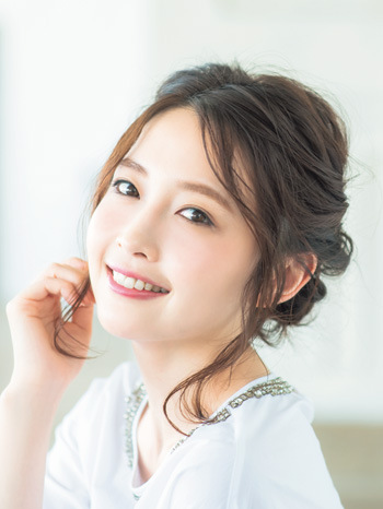 ミディアムヘアまとめ 簡単アレンジ法や黒髪さん向けアレンジ 結婚式にも使えるヘアスタイル 美的 Com ミディアムヘアまとめ 簡単アレンジ法や黒髪さん向けアレンジ 結婚式にも使えるヘアスタイル 美的 Com