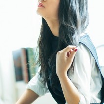 毛先を逃がしたウェーブでおしゃれなくせ毛のように。洗練ストレート風