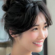 低めに作ったお団子が奥行きをプラス。どこから見られても美しい女優風ヘア