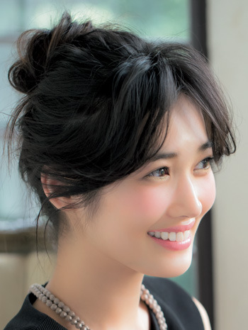 低めに作ったお団子が奥行きをプラス。どこから見られても美しい女優風ヘア