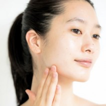 下地は全体塗り、ファンデーションは「顔の中心塗り」で明るく自然な透明美肌！