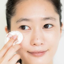 人気ヘアメークアップアーティスト中山友恵さんに聞くおすすめルーセントパウダー３