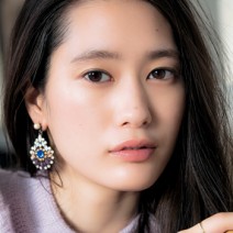 自然な立体感と小顔効果を狙う！ファンデーションの「中心塗り」テクニック