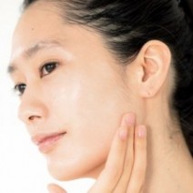 人気ヘアメーク中山友恵さんがみんなのベースメーク悩みに回答！Q：「ファンデーションを輪郭に塗らないことに抵抗があります…」