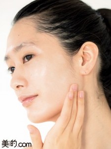人気ヘアメーク中山友恵さんがみんなのベースメーク悩みに回答！Q：「ファンデーションを輪郭に塗らないことに抵抗があります…」
