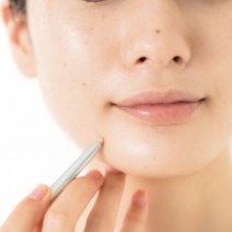 人気ヘアメーク中山友恵さんがみんなのベースメーク悩みに回答！Q：「フェースラインにニキビがあるのですが…」