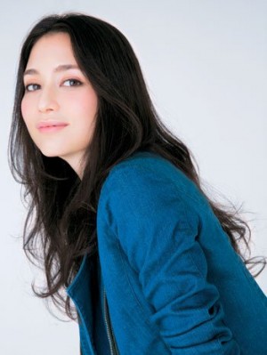 オイルでツヤをプラスした、ゆるふわ巻き髪でほの甘く