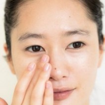薄く伸ばしてたたき込むのがポイント。一段明るめファンデで作るナチュラル透明肌の作り方