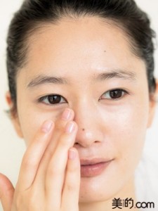 薄く伸ばしてたたき込むのがポイント。一段明るめファンデで作るナチュラル透明肌の作り方