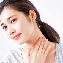 意外に目立つ首のシワ。保湿とくすみケアでなめらかネックに変身！