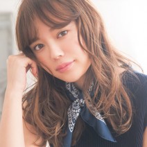 どんな顔型や髪質にも合う小粋な脱力ウエーブ