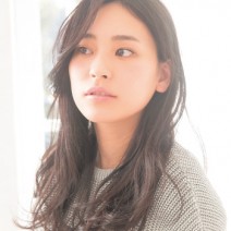 アシメトリーな前髪がヘルシー＆セクシーな表情
