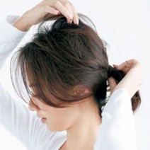 ピン不要、ほんの数分でできる「結ぶだけヘアアレンジ」であか抜け顔に変身！