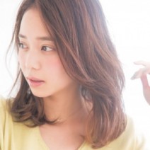 手ぐし風束感セミディで春カジュアルをアップデート！