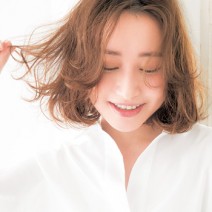 顔周りをふんわりと彩るフリンジ風バング